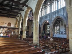 Interno della Holy Trinity Church a Stratford-upon-Avon, Inghilterra - Dalle ampie vetrate decorate filtrano i raggi del sole che creano la suggestiva luce che illumina l'interno della chiesa ...