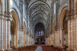 Interno della maestosa chiesa di Notre Dame a Bergerac, Francia - © Steve Allen / Shutterstock.com