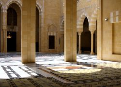 Interno della moschea di Sidone, Libano. A impreziosire la tradizionale architettura araba sono i pavimenti in pregiato marmo.

