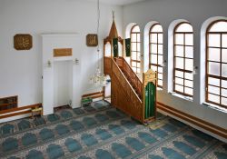 Interno della moschea Hadadan a Jajce, Bosnia e Erzegovina: il minbar, il pulpito da cui l'imam pronuncia i versi del Corano - © Shevchenko Andrey / Shutterstock.com