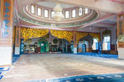 L'interno della Nanguan Mosque di Yinchuan, Cina. Questo moderno edificio in stile arabo fu distrutto durante la Rivoluzione Culturale e ricostruito nel 1981 - © beibaoke / Shutterstock.com ...