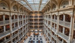 Interno della Peabody Library alla John Hopkins University di Baltimora, Maryland. Si trova al campus Peabody nel quartiere storico di Mount Vernon, di fronte al monumento di Washington. E' ...