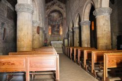 Interno della pieve di San Giorgio - E' l'antica chiesa romanica del centro di Vigoleno, a tre navate, che dovrebbe risalire al XII secolo- © Mi.Ti. / Shutterstock.com