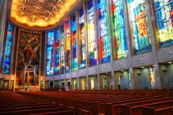 Interno della St. Josephs Cathedral di Hartford, Connecticut, con vetrate istoriate realizzate in Francia - © James Kirkikis / Shutterstock.com