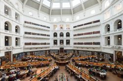 Interno della Trobe Reading Room nella biblioteca statale a Melbourne, Australia. Qua sono esposti 2 milioni di libri e 16 mila pubblicazioni periodiche - © Henk Vrieselaar / Shutterstock.com ...