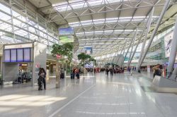 Interno dell'aeroporto internazionale di Dusseldorf, Germania. Si trova a circa 6 chilometri a nord della città. Con 18 milioni di passeggeri all'anno, è il terzo principale ...