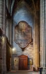 Interno dell'austera cattedrale di Narbona con un dipinto alla parete, Occitania, Francia - © Pere Rubi / Shutterstock.com