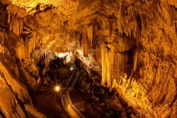Interno delle grotte di Antiparos, Grecia, con stalattiti e stalagmiti. Situata nell'entroterra dell'isola, la si raggiunge tramite una deviazione dalla strada principale che conduce ...
