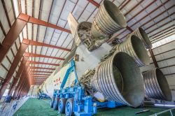 Interno dell'hangar con il SATURN V Rocket allo Space Center - The Lyndon B. Johnson Space Center di Houston, Texas. Conosciuto anche come razzo lunare, venne utilizzato dalla NASA nei programmi ...