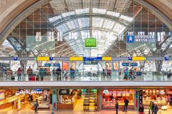Interno dell'Hauptbahnhof, la stazione ferroviaria di Lipsia (Germania). L'edificio ospita anche il grande centro commerciale Promenaden Hauptbahnhof  - © Gaid Kornsilapa / ...