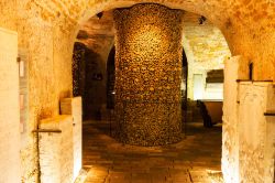 Interno dell'Ossario della chiesa di San Giacomo a Brno, Repubblica Ceca. Si tratta di una grande collezione di teschi e ossa appartenute a oltre 50 mila persone vittime della peste medievale, ...