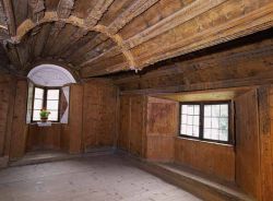 Interno in legno di un antico ristorante a Castel Forte © Marco Santini