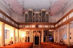 Interno di una chiesa di fede cristiana nella città bavarese di Bayreuth, Germania - © Andreas Zerndl / Shutterstock.com