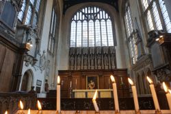 Interno di una chiesa di Oxford, Inghilterra, con candele accese in primo piano - © Dermot Murphy / Shutterstock.com
