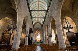 Interno di una chiesa gotica del centro di Vitré in Bretagna, nord della Francia