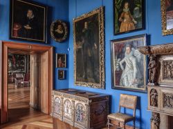 L'interno di una sala del castello di Frederiksborg a Hillerod, Danimarca. Una delle sale aperte al pubblico con antichi mobili in legno e dipinti - © Andrey Shcherbukhin / Shutterstock.com ...