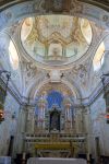 Interno di un'antica chiesa medievale nel borgo di Murazzano, Langhe, Piemonte. Sopra l'altare maggiore, riccamente decorato, s'innalza una bella volta con affreschi - © Steve ...