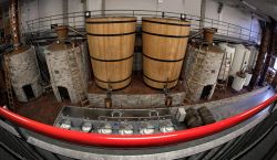 Interno di un'antica distilleria di Schiedam, Olanda. Nel Settecento questa località era famosa come capitale mondiale del "jenever", ovvero il gin dei Paesi Bassi.
