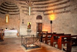 Interno dell'Eremo di Montesiepi e la spada nella roccia di San Galgano - © Simona Bottone / Shutterstock.com