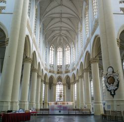 Interno gotico della chiesa di Hooglandse a Leiden, Olanda. La chiesa di San Pancrazio venne costruita nel XIV° secolo e ampliata un secolo più tardi. Sorge dove i canali Oulde Rijn ...