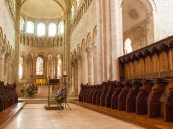 Interno illuminato di una chiesa a Saint-Benoit-sur-Loire, Francia - © Mor65_Mauro Piccardi / Shutterstock.com