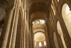 L'interno romanico dell'abbazia di Sainte-Foy a Conques, Francia.


