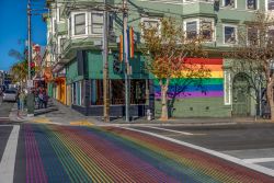 L'intersezione della 17th Street e Castro Street a San Francisco: il Rainbow Crosswalk Intersection uno dei simboli LGBT della California, USA