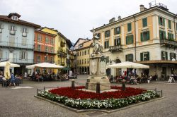 Intra, frazione della città di Verbania, Piemonte. Questa zona è importante soprattutto per ospitare l'imbarcadero passeggeri e auto per Laveno - © Joaquin Ossorio Castillo ...