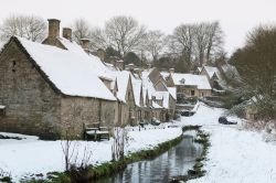 La magia dell'Inverno a Bibury: il villaggio delle case in pietra fotografato dopo una copiosa nevicata sul sud ovest dell'Inghilterra - © stocker1970 / Shutterstock.com