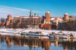Inverno a Cracovia: il Castello di Wawel e la VIstola con la neve