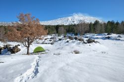 Inverno a Maletto con vista sui pendii innevati del vulcano Etna (Sicilia)