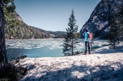 Inverno sul Lago di Braies, parzialmente ghiacciato, ...