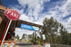 Ipiales, Colombia: la frontiera tra Colombia ed Ecuador si trova proprio fuori città. Sul lato opposto dl confine sorge la città di Tulcán - foto © Michel Piccaya ...