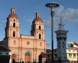 Ipiales: la cattedrale di Ipiales si affaccia sulla Plaza 20 de Julio, dove si trova anche la colonna sulla quale è rappresentata l'effigie della Libertà.