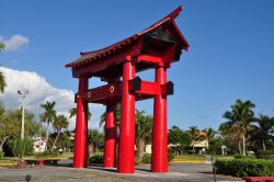 Una tipica costruzione dell'International Bazaar a Freeport, Grand Bahama Island, Bahamas. Situato al centro della città, questo centro commerciale all'aperto ha subito notevoli ...