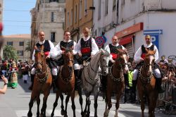 Irgoli, Sardegna, cavallerizzi in costume tradizionale - © Gianni Careddu, CC BY-SA 4.0, Wikipedia