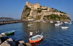 Ischia Ponte: il Castello Aragonese domina la baia e il porto della cittadina campana.