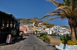 Ischia: il borgo di Sant'Angelo visto dall'istmo. Siamo nella zona sud-occidentale dell'isola campana.