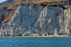 La spiaggia dei Maronti ad Ischia (Campania), dominata dalla spettacolare falesia bianca alle sue spalle.