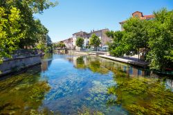 L'Isle-Sur-La-Sorgue è attraversata dal fiume Sorgue e da tanti suoi canali. Grazie a questa caratteristica, ha una vocazione altamente turistica - foto © ISchmidt / Shutterstock.com ...