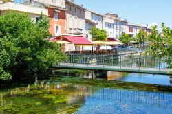 L'Isle-Sur-La-Sorgue è una piccola cittadina di 20.000 abitanti del sud della Fancia. Ospita ogni anno, a Pasqua e in occasione delle vacanze del 15 agosto, un'importante fiera ...