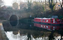 Islington Tunnel a Londra (Inghilterra) con un'imbarcazione ormeggiata. Questo tunnel misura meno di un miglio e si può attraversare con la barca a motore - © Joe Dunckley / ...