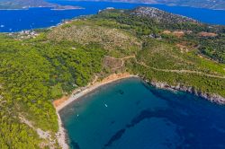 La spiaggia di Šunj (Sunj) si trova sull'Isola di Lopud in Croazia, una delle isole più meridionali della Dalmazia, nella parte sud del mare Adriatico - © OPIS Zagreb ...