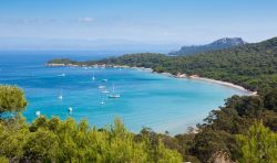 Vista panoramica del mare dell'Isola Porquerolles dal Fort Sainte Agathe - © Samuel Borges Photography / shutterstock.com