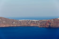 Scogliere dell'isola di Thirasia (Cicladi, Grecia) fotografate con il teleobiettivo. La costa orientale è alta, rocciosa e frastagliata, perché qui avvenne la frattura violenta ...