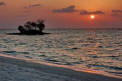 L'isola di Asdu, tramonto nell'atollo di Malé Nord, Maldive.