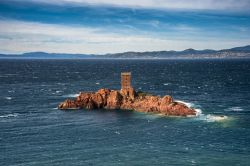 Isola d'Oro nei pressi di Cap Dramont a Saint Raphael, Francia - Questo piccolo isolotto roccioso di porfido si trova circa 300 metri a sud di Saint-Raphael nel dipartimento del Var, sulla ...