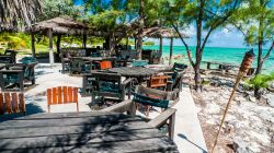 Un luogo di relax vicino al mare sull'isola di Andros, Arcipelago delle Bahamas. E' la quinta isola per dimensione delle Indie Occidentali con poco meno di 6 mila km quadrati di estensione.

 ...