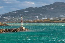 Isola di Antiparos, Grecia: vento forte e onde al porto in una giornata d'inverno.
