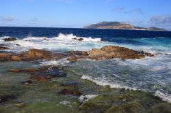 Isola di Favignana, Sicilia. Quest'isola dell'arcipelago delle Egadi ha una superficie di circa 19 km quadrati e una costa frastagliata e ricca di cavità e di grotte che si sviluppa ...